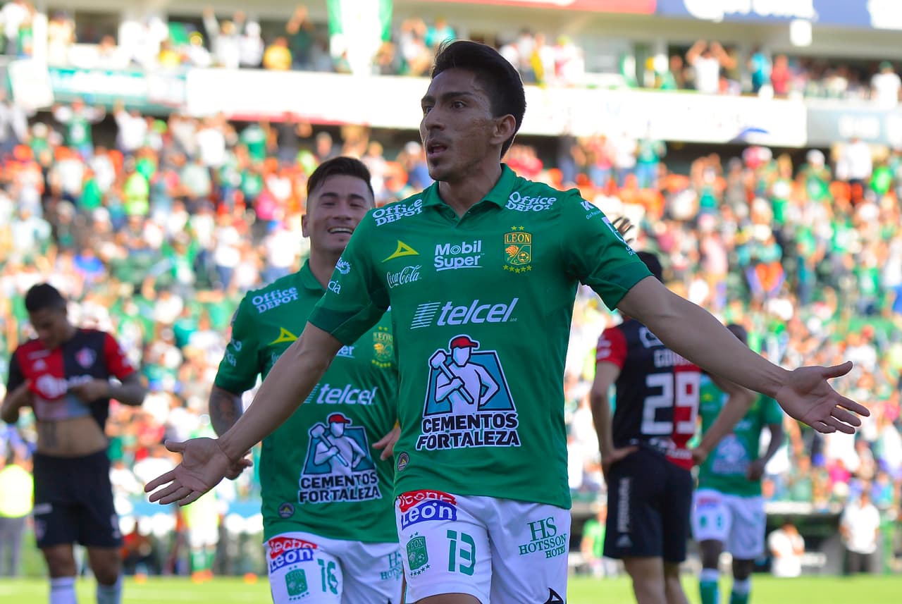 Al minuto 61' Ángel Mena (centro) anotó el 3-1 para el León, consiguiendo su quinto doblete y llegando a 14 goles en el 
<a href="https://www.univision.com/deportes/futbol/liga-mx/*">Clausura 2019</a>.