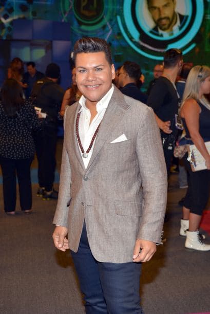 Como siempre, el talento de Univision llegó en grande a la alfombra de Premios Juventud. El azul, los colores vivos y la moda veraniega predominó.