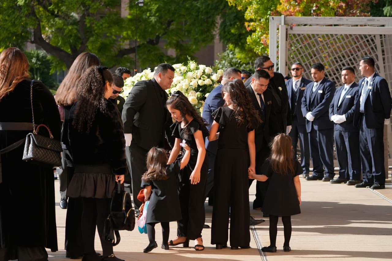Sus hijas y nietas fueron de las primeras en llegar a la catedral, algunos fanáticos esperaban poder entrar y despedirse de su ídolo.