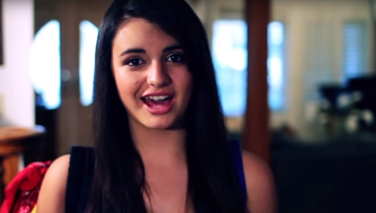 2. Rebecca Black hizo enojar a miles de usuarios con el videoclip de 'Friday'...