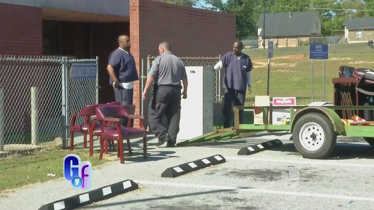 También se reportó que durante el transcurso del 21 de octubre se registró mucho movimiento en la prisión. Se llevaron sillas, banderas y muebles, que probablemente eran para montar una sala de corte.