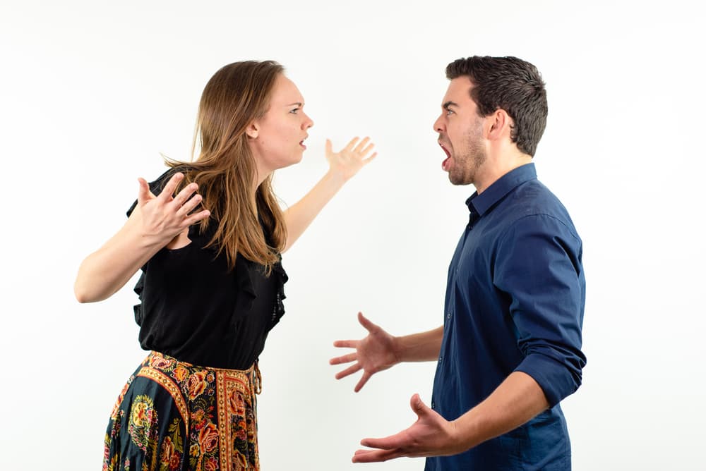 <b>CAPRICORNIO</b>
<br>Son demasiado disciplinados y metódicos, así que seguro querrán que todo esté bajo su peculiar gusto. Además, no deben dejar que su trabajo o el encierro en sí ponga en riesgo su relación. Hay tiempo para negocios y tiempo para la vida personal.