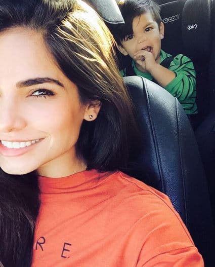 A todas partes acompaña a su famosa madre.