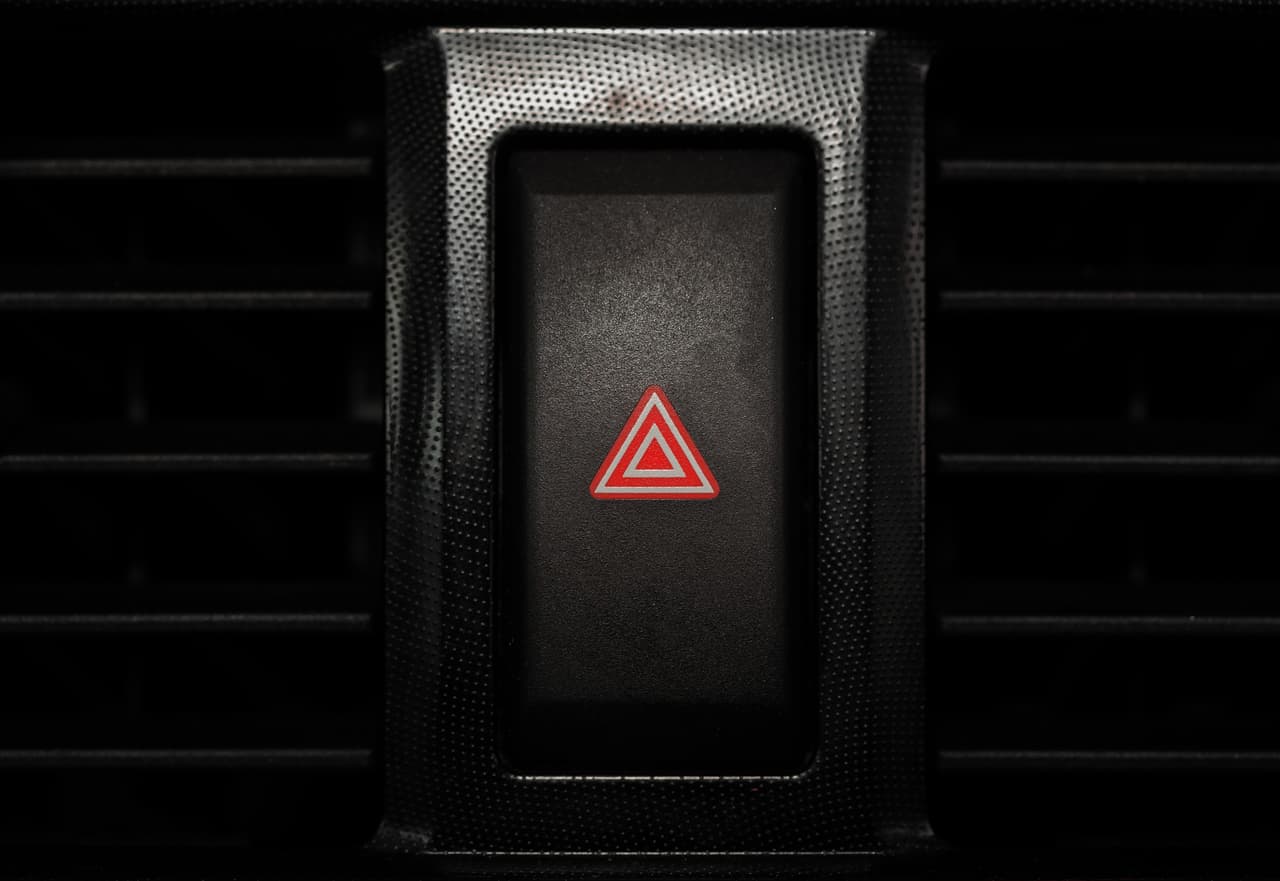 <b>Detén el carro en un lugar seguro. </b>Estaciona el vehículo a un lado de la carretera, donde no bloquee el tráfico ni ponga en riesgo a otros vehículos, apaga el motor y activa el freno y las luces de emergencia. Pero no abras el capó, pues una mayor cantidad de oxígeno podría intensificar el incendio.