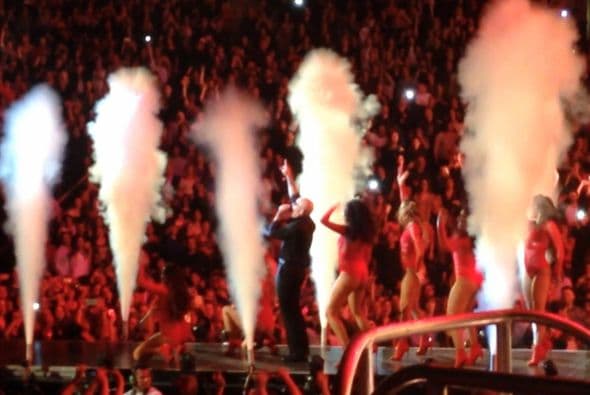 Con el US Airways completamente repleto, Pitbull y Enrique Iglesias hicieron retumbar el centro de Phoenix con un tremendo fiestón que duró más de 3 horas.En el concierto, estaban presentes celebridades como Jessica Cediel del Gordo y La Flaca y William Valdes de Despierta America, entre otros. Durante el show, los fans enloquecieron y corearon los éxitos de ambos artistas. Enrique Iglesias, hasta saltó del escenario para interactuar con su público y tomarse selfies con ellos.