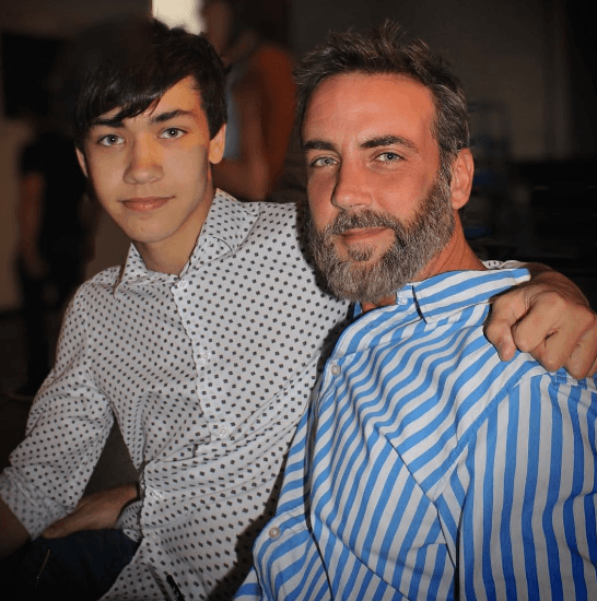 Los dos varones nacieron como fruto del matrimonio entre Carlos y Verónica Rubio, con quien también adoptó a sus nenas.