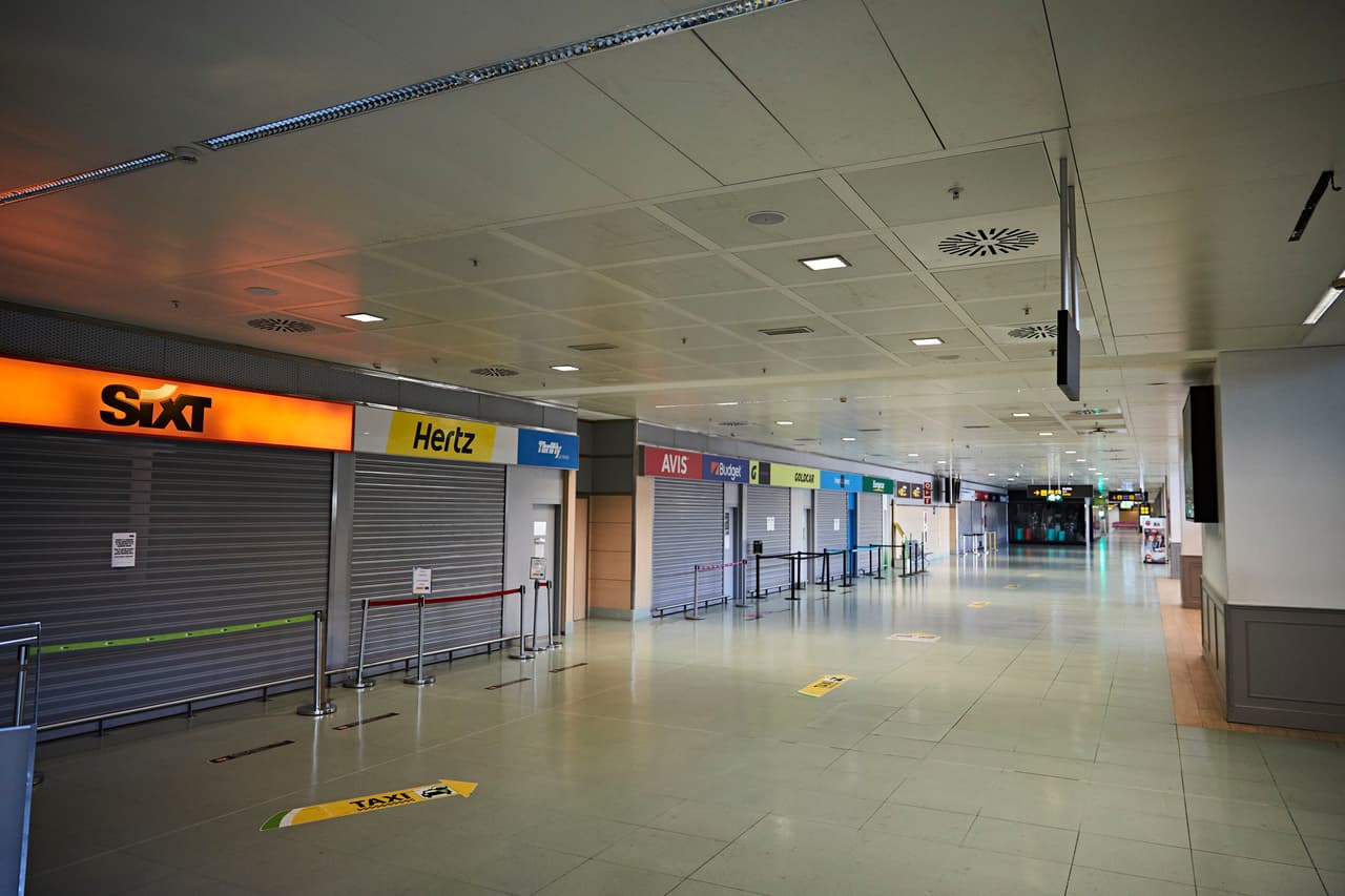 Los taquillas de las compañías de alquiler cerradas en el aeropuerto de Ibiza, España, el 9 de mayo. Según la Hertz, las principales regiones internacionales donde opera no están incluidas en la solicitud de apoyo por quiebra.
<br>