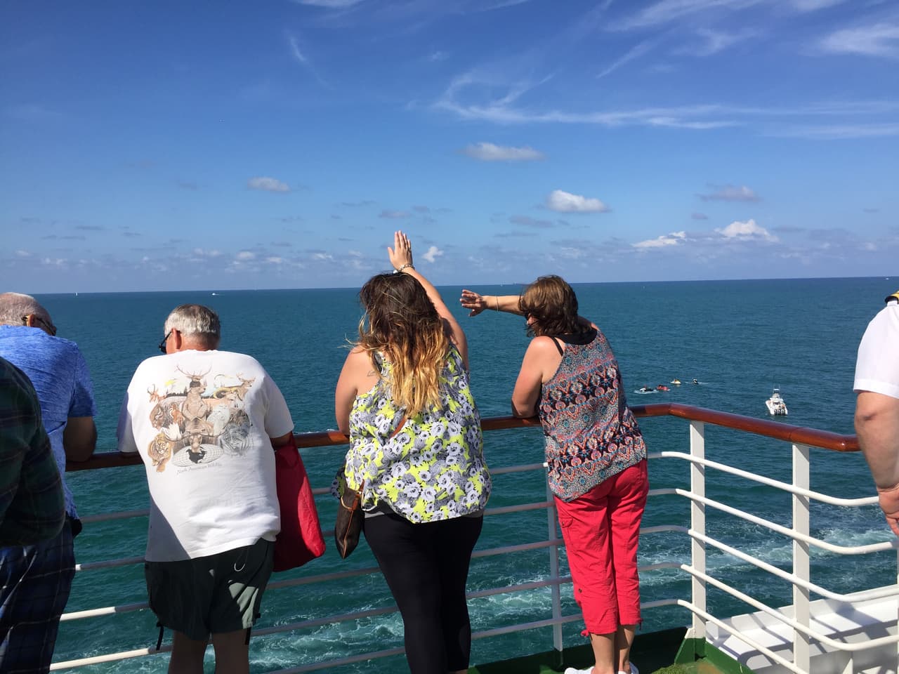 Pasajeros del crucero miran hacia el mar. El crucero cubrirá una travesía de siete noches.