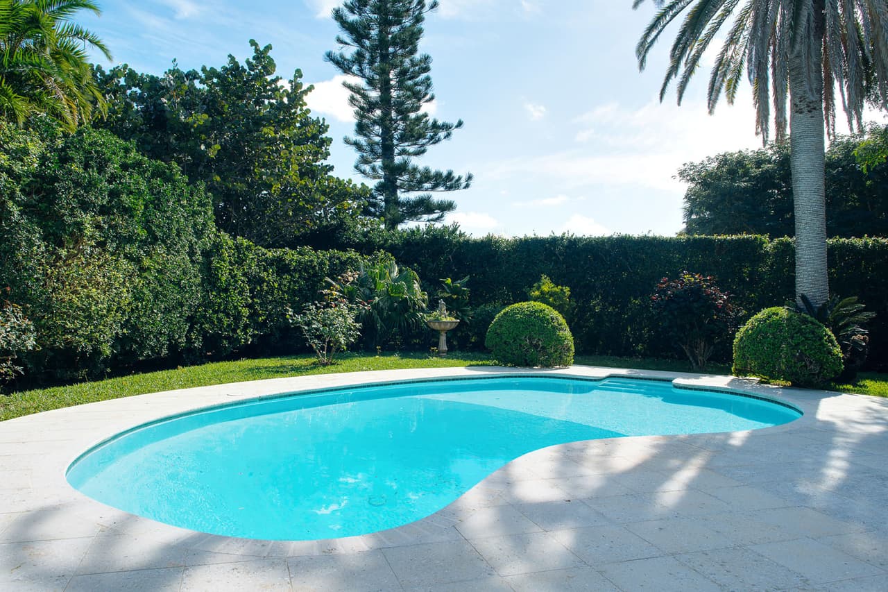 Al salir a la parte trasera de la residencia se puede disfrutar la naturaleza con diferentes actividades, una de ellas es la natación, ya que la propiedad cuenta con una piscina. También hay una cancha de tenis, un jardín de hierbas y un huerto de frutas.