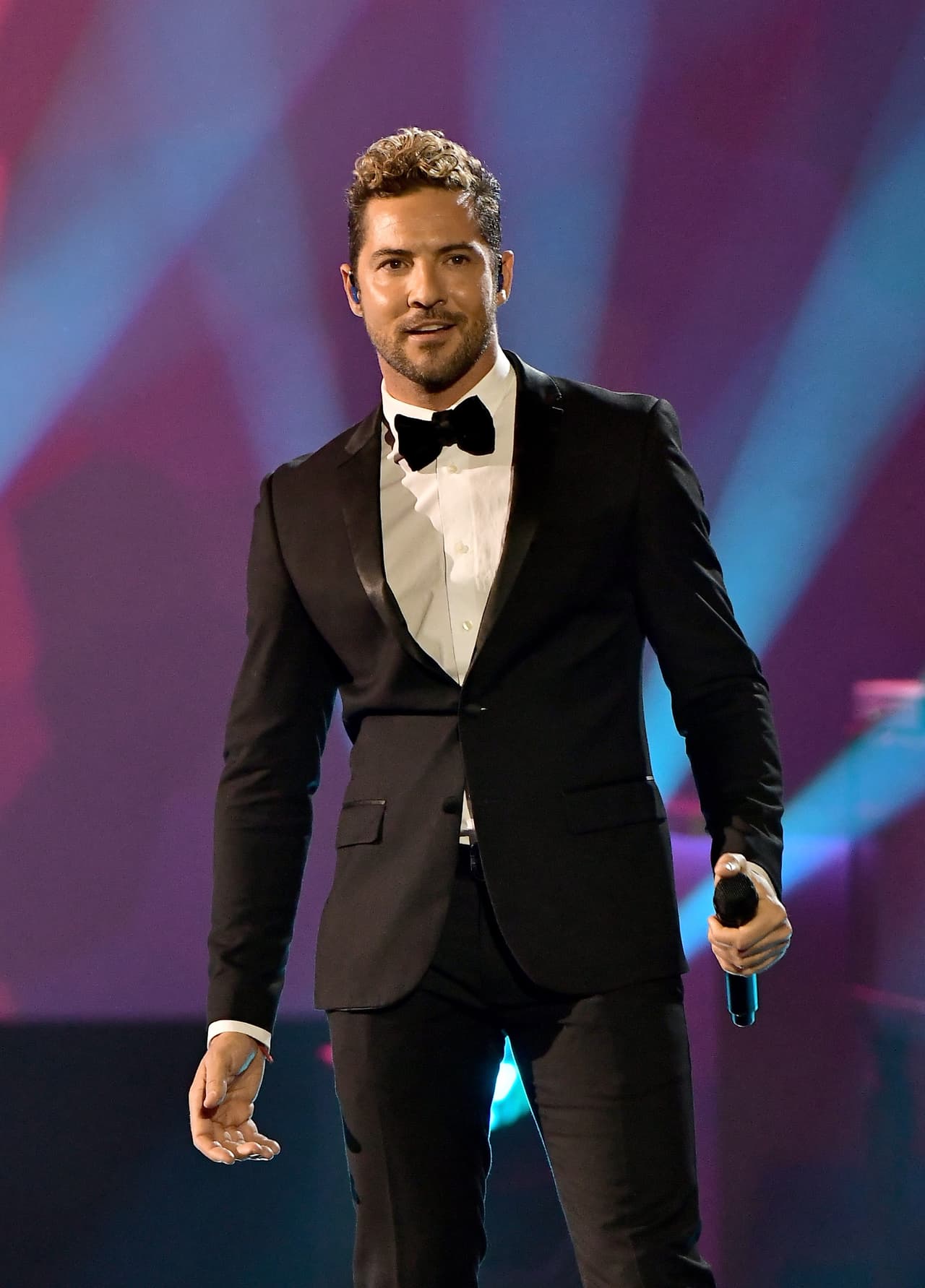 David Bisbal. En 2005 bailó en el escenario junto a Dayanara Torres. Luego en 2013 nos dejó sin aliento al interpretar a la perfección '¿Y si fuera de ella?' de Alejandro Sanz.