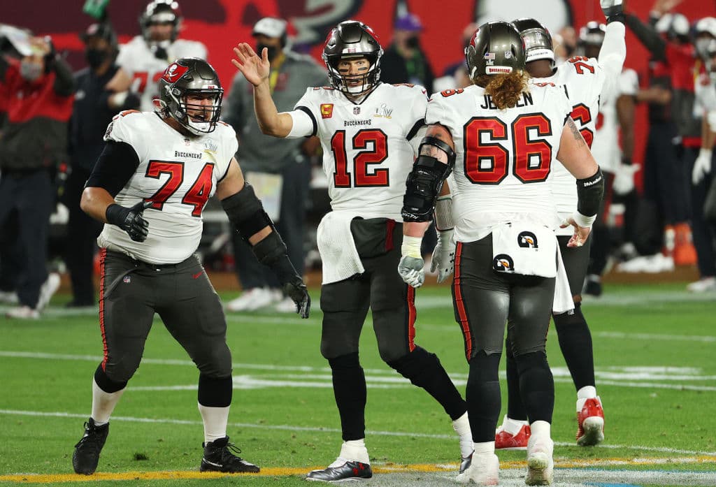 La defensa de los Tampa Bay deja a Patrick Mahomes sin pase de anotación y con dos intercepciones en la arrolladora victoria de los Buccaneers 9-31 sobre los Kansas City Chiefs. Tom Brady demuestra porque es el mejor y con tres pases de anotación y sin intercepciones consigue su séptimo anillo de Super Bowl.