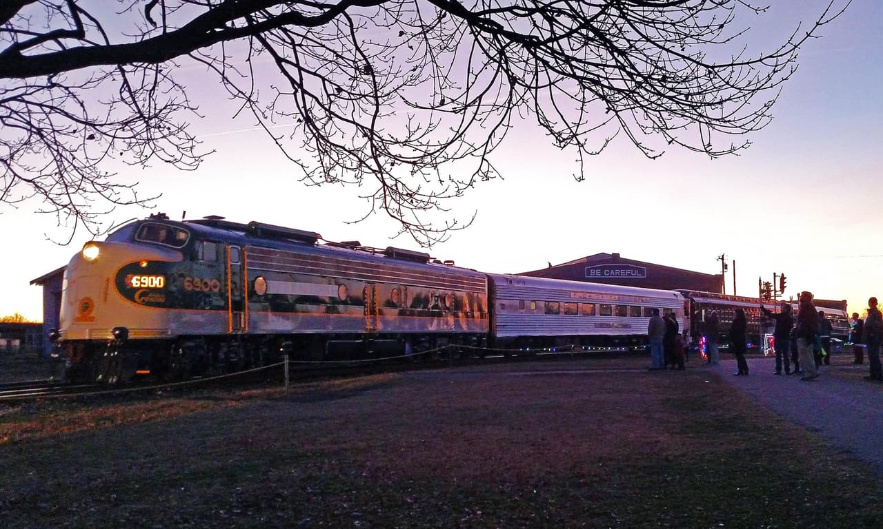 <b><a href="https://www.nctransportationmuseum.org/the-polar-express-train-ride/  " target="_blank">The Polar Express Train Ride at North Carolina Transportation Museum</a></b>. El viaje en tren está configurado con los sonidos de la banda sonora de la película mientras viaja al "Polo Norte". En el camino, escucharás la lectura del clásico de Chris Van Allsburg, 'The Polar Express', y disfrutarás de 
<b>chocolate caliente y galletas</b>.