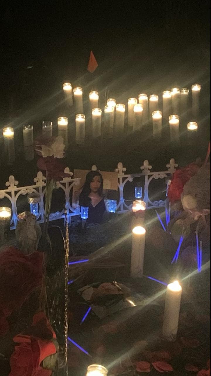 Con velas y flores, varios asistentes 
<a href="https://www.univision.com/local/dallas-kuvn/restos-encontrados-en-wilmer-texas-corresponden-a-la-joven-marisela-botello-confirma-policia-de-dallas-video">acudieron al área cercana de Wilmer Texas</a>, para rezar por el eterno descanso de Marisela Botello.
<br>