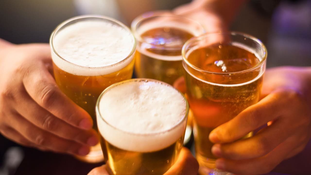 <b>¿Cuántas cervezas podrías comprar con 30.9 millones de dólares?</b>
<br>Si tomamos como referencia el precio promedio de una caja de 24 cervezasde marca popular, que cuesta alrededor de 20 dólares, con 
<b>30.9 millones de dólares podrías comprar 1.5 millones de cajas de cerveza.</b> ¡Eso es suficiente para organizar miles de fiestas con amigos y familiares! Si prefieres una marca premium, como una cerveza artesanal, que cuesta aproximadamente 10 dólares por seis latas, podrías adquirir 18.5 millones de latas. ¡Serías el anfitrión de la mayor fiesta cervecera del mundo! Y si te vas por una opción más económica, como una caja de cerveza de marca genérica, que cuesta alrededor de 10 dólares por 24 latas, podrías comprar 6.2 millones de cajas, ¡un suministro infinito de cervezas para cualquier ocasión!