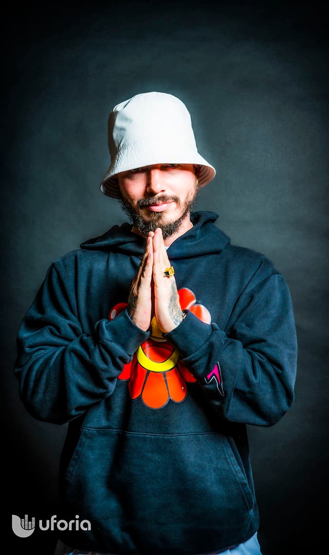 “Me dije: Quiero hacer un álbum que se llame ‘Colores’, donde cada canción sea un productor diferente, lo cual brinda un sonido y un color diferente. La gente se va a relacionar muy fácil porque en general todo el mundo conoce los colores y tienen un color favorito.”