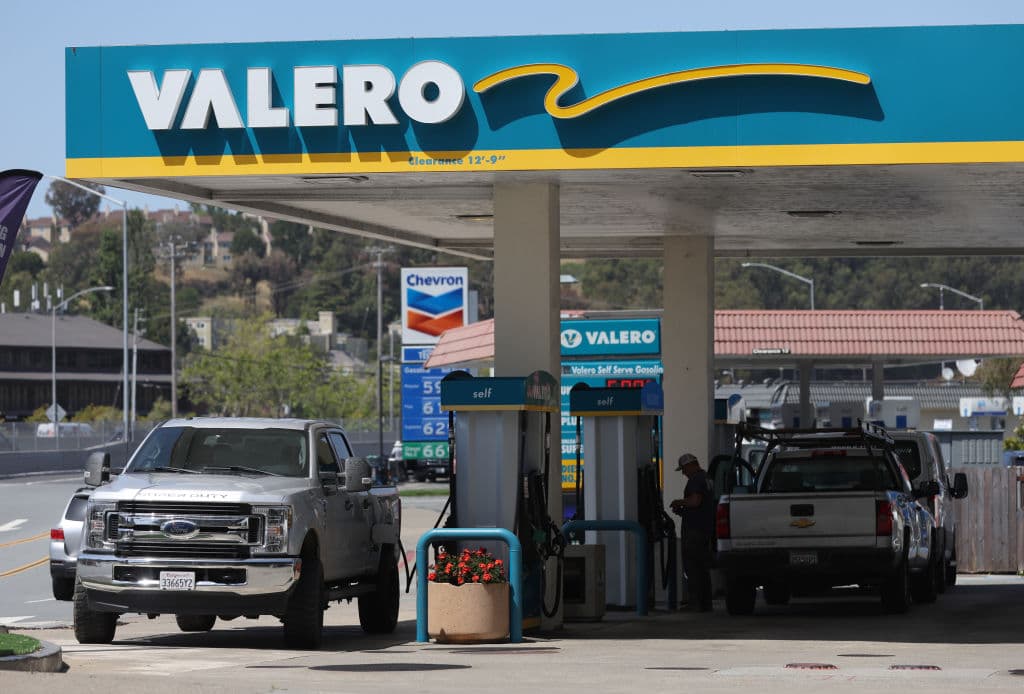 La historia de generosidad de la familia Singh: en su gasolinera venden el galón medio dólar más barato 