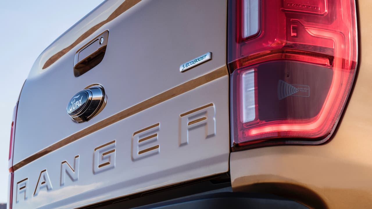 <h3 class="cms-h3-H3">Un solo motor para toda la línea</h3>
<br>A diferencia de sus competidoras: 
<b>Chevrolet Colorado</b>, 
<b>Nissan Frontier</b> y
<b> Toyota Tacoma</b>, Ford no ofrecerá un motor V6 opcional para la Ford Ranger. Pero también a diferencia de sus competidoras, 
<b>el motor 4 cilindros en la Ford Ranger es turbo-alimentado</b>. Se trata de un motor de la familia EcoBoost de 2.3 litros de desplazamiento. La Ranger tampoco ofrecerá, al menos no inicialmente, la opción de un motor diésel.