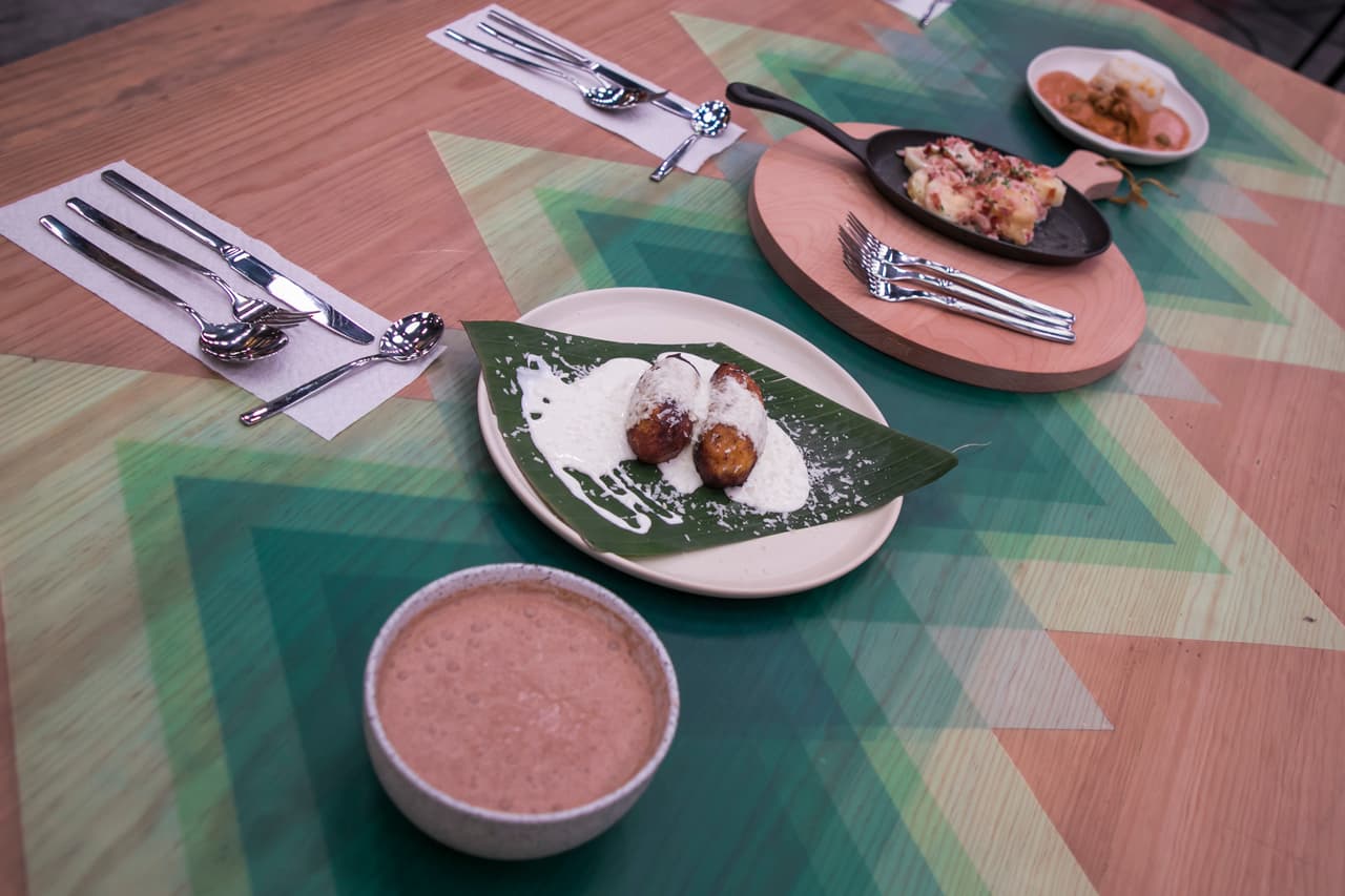 Los Vásquez cocinaron estofado, molotes de plátano macho rellenos de picadillo de carne de cerdo y papas al gratín. Los comentarios fueron muy buenos para los dos primeros platillos, en especial los molotes de plátano macho; sin embargo, las papas al gratín fueron criticadas por estar crudas.
