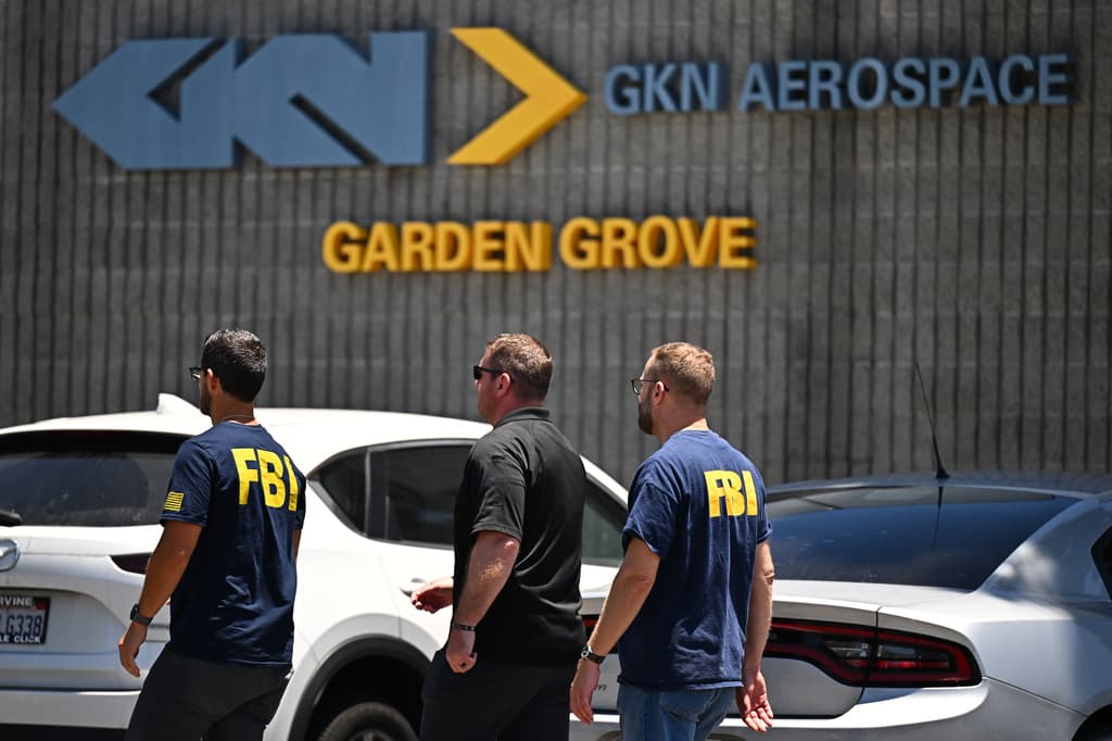 Agentes federales ejecutaron una orden de registro en una instalación aeroespacial del sur de California donde un tanque con metacrilato de metilo se sobrecalentó el mes pasado y obligó a evacuar a 50,000 personas ante el temor de una posible explosión, de acuerdo con información de autoridades y la propia compañía.