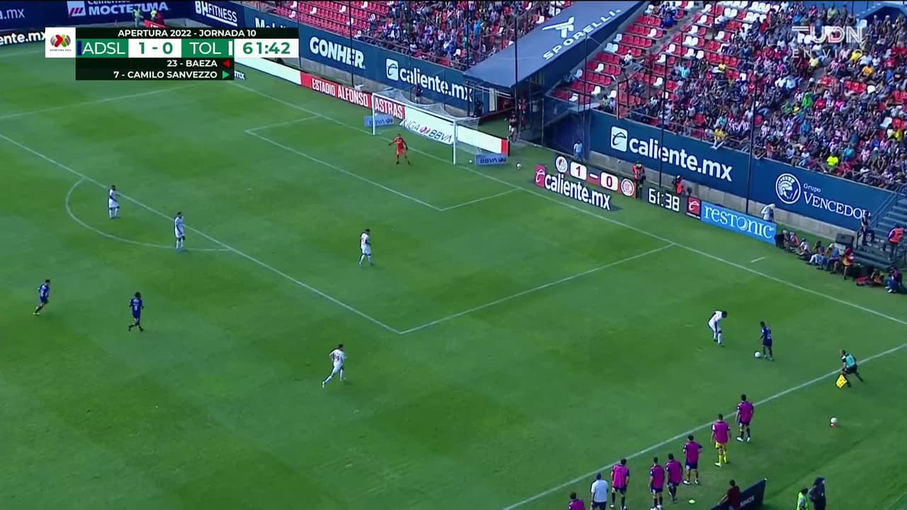 ¡TIRO ATAJADO! disparo por Abel Hernández.