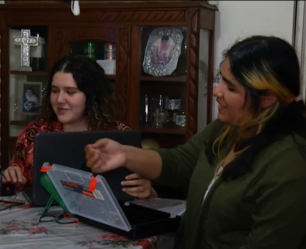 Por si fueran pocas las dificultades que Ana Laura tiene que enfrentar para llegar a Estados Unidos, también está el hecho de que la pandemia
<b>ha modificado su rutina de estudio</b>, dejando solo en teoría una carrera que requiere de mucha práctica de campo.