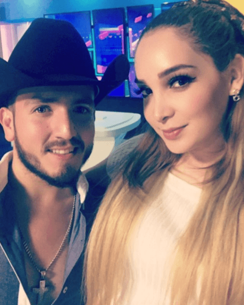 Melissa Plancarte 'La Barby grupera' compartió con sus seguidores esta imagen al lado de su esposo. "Vive el presente sin planear el futuro. Cara de bebé con mi amado Pancho Uresti", escribió la cantante en Instagram.
