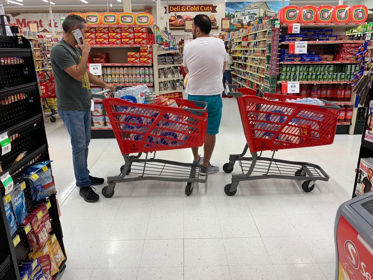 La mayoría de los establecimientos del condado Miami-Dade y Broward han tenido largas filas de compradores.