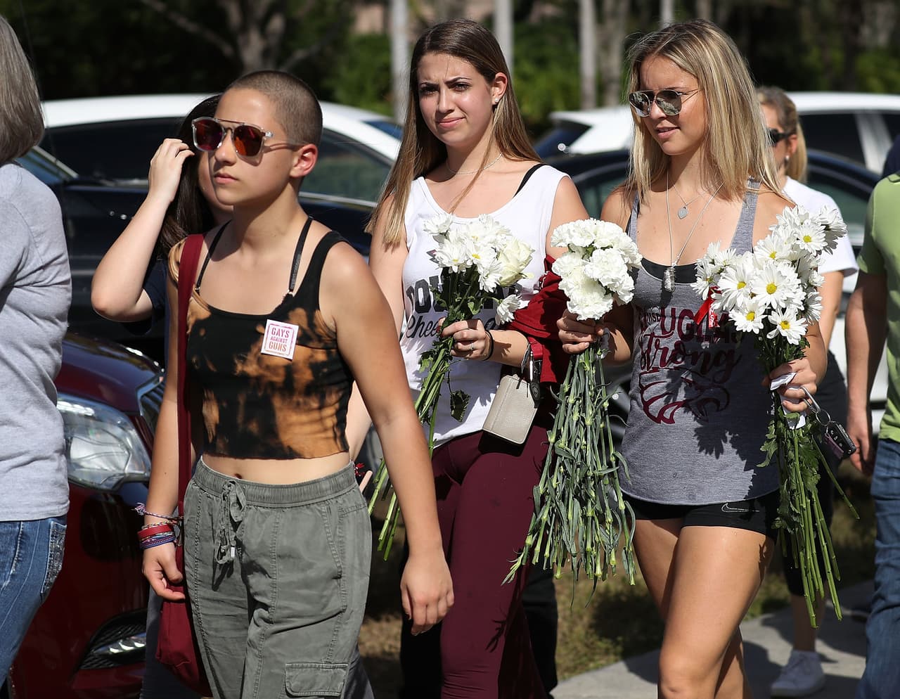 Emma Gonzalez, la estudiante que se ha convertido en una de las voces más notables en el debate nacional sobre la violencia con armas, y otros alumnos caminan hasta el campus en Parkland, Florida. Este domingo estudiantes y padres pudieron entrar al campus por primera vez desde el pasado 14 de febrero.