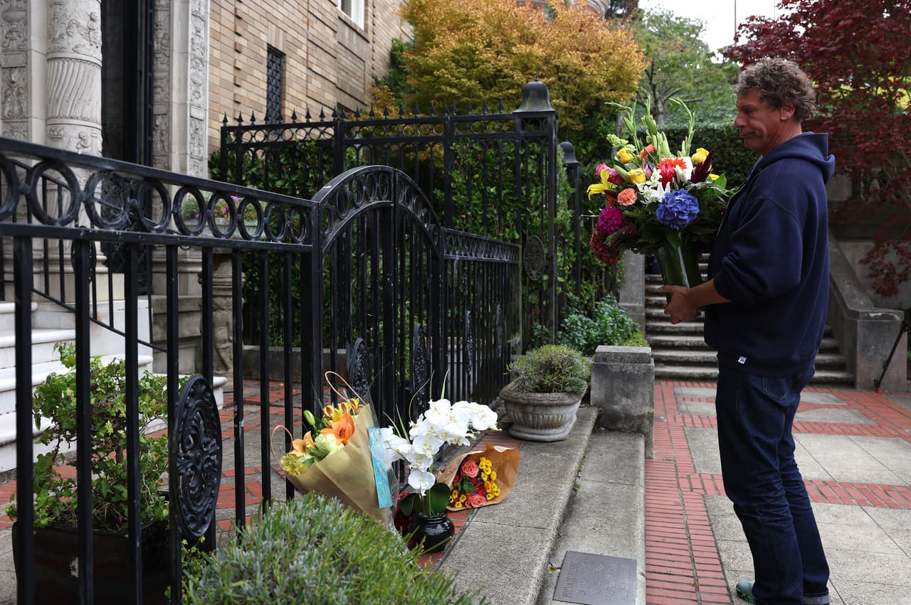 Un repartidor de flores deja un ramo en la casa de la senadora estadounidense Dianne Feinstein.