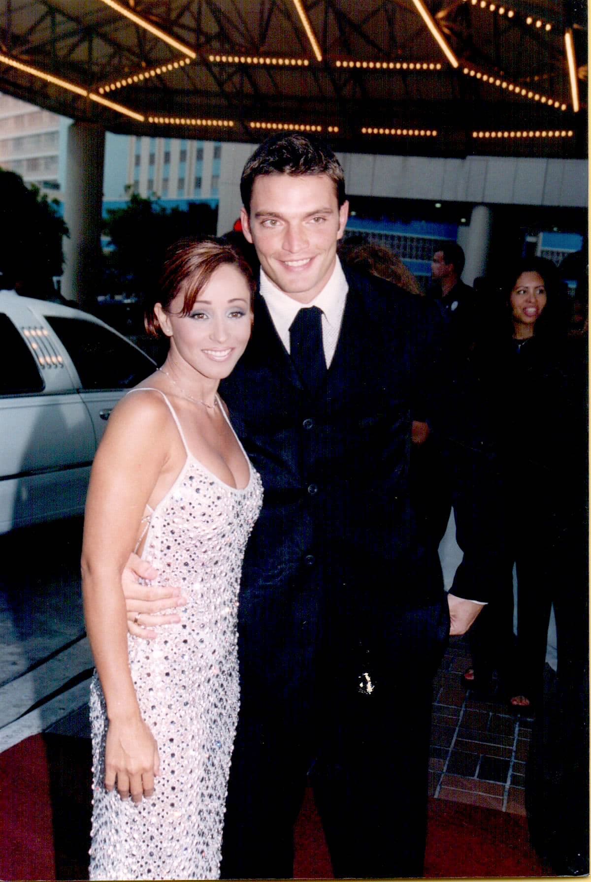 La merenguera boricua Gisselle y el actor Julián Gil fueron pareja oficialmente en 2004. Sin embargo, encontramos esta foto de elos juntos en la alfombra de Premio Lo Nuestro en 1999.