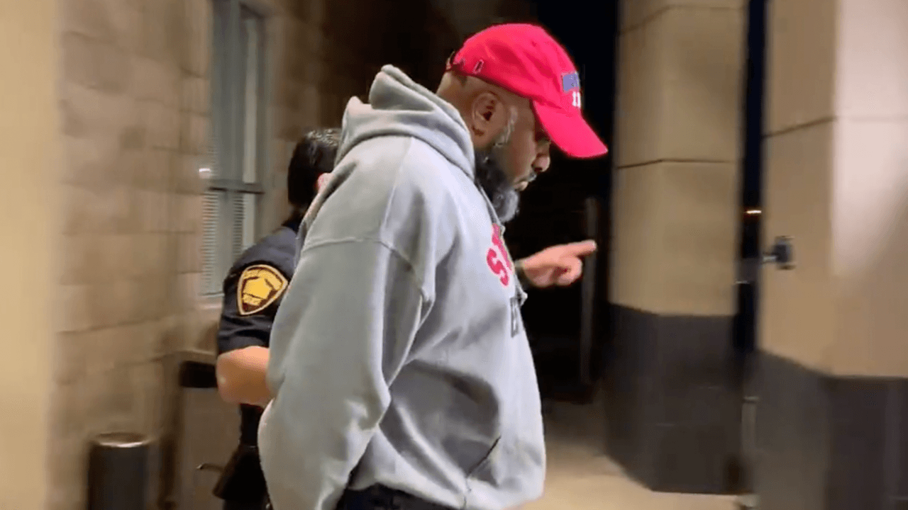 Policías arrestan a maestro de secundaria sospechoso de enviar mensajes sexuales a alumna