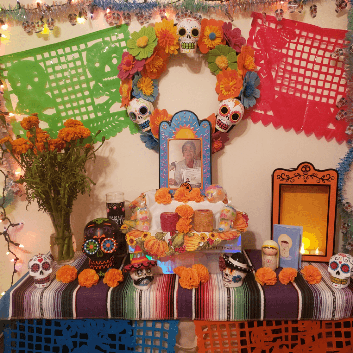 "Es la primera vez que hago un altar de Dia de los Muertos. En honor a mi mamá Esperanza Ramirez quien falleció por covid-19," afirma Vanessa Ramírez, residente de Chicago.