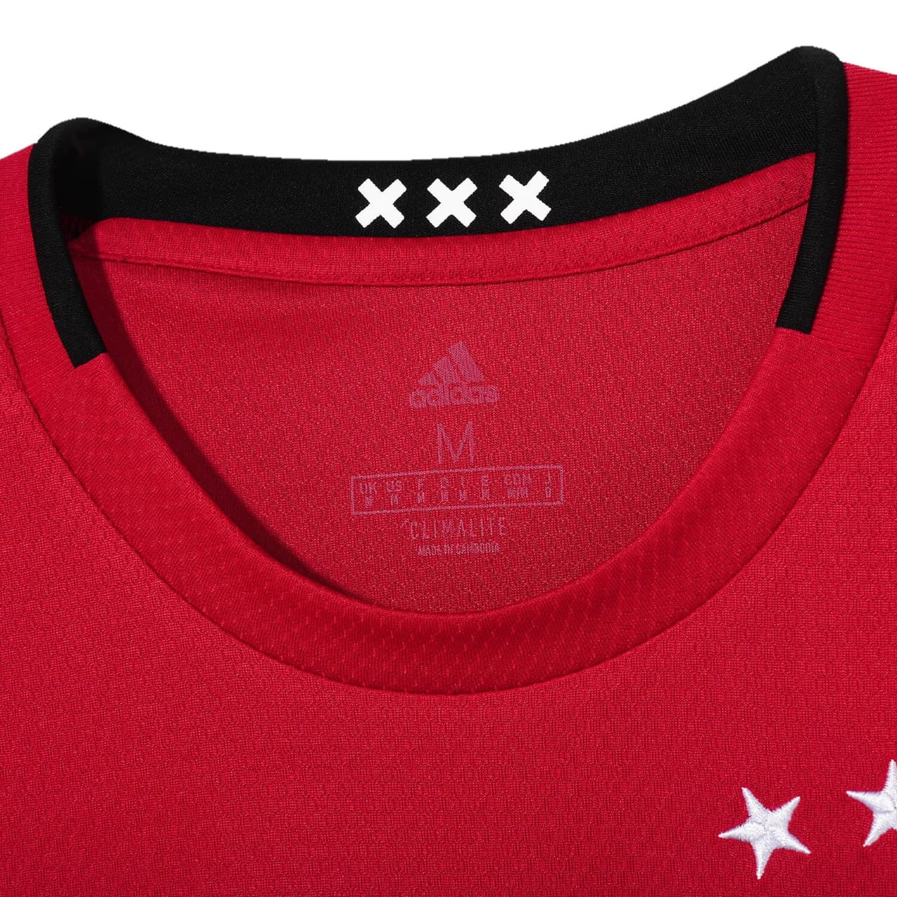 Después de la desolación por la dura eliminación de la Champions League a manos del Tottenham, el Ajax anunció su playera para la siguiente temporada con tintes algo retro. Los detalles negros en cuello y puños regresan, así como las tres franjas de la marca alemana en los laterales del torso y el escudo en fondo blanco.
