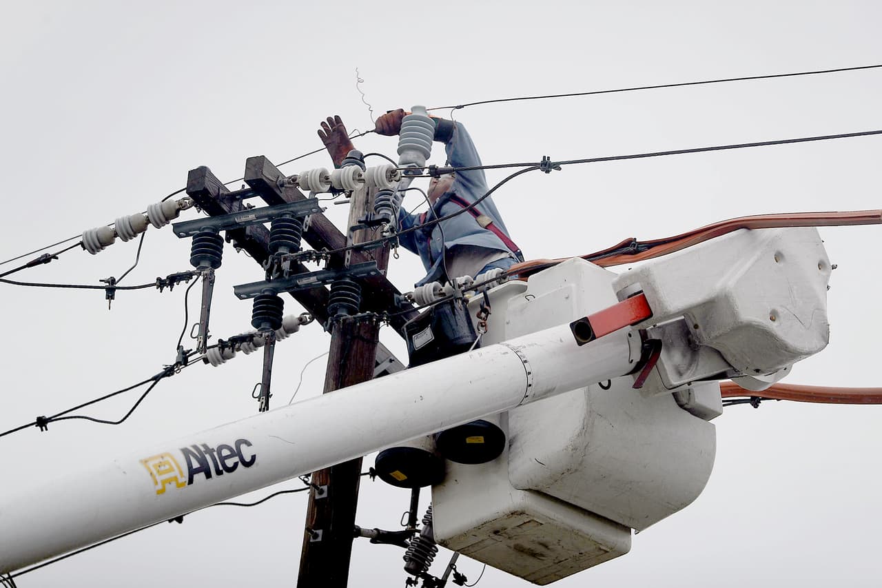 <b>Puesto 10. Instaladores y reparadores de líneas eléctricas. </b>La tasa de mortalidad en este oficio es de 18,7 por cada 100,000 trabajadores. En el desempeño de esta actividad fallecieron 26 personas en 2017. Las caídas y las electrocuciones son peligros constantes a los que se exponen y que se consiguen reducir con medidas de seguridad y protocolos rigurosos.