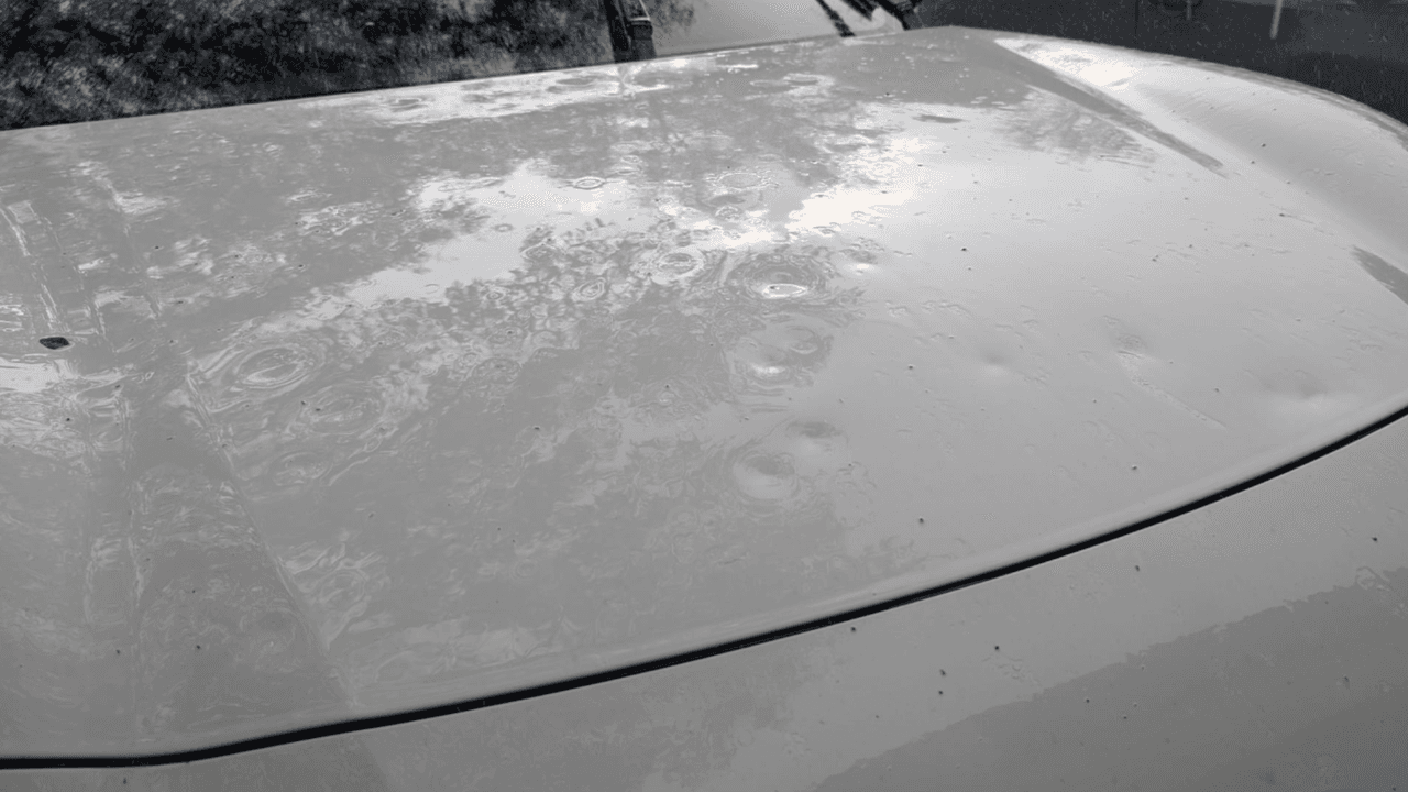 También se abollaron vehículos que estaban en el paso del granizo, como el de este cofre de un vehículo Toyota.