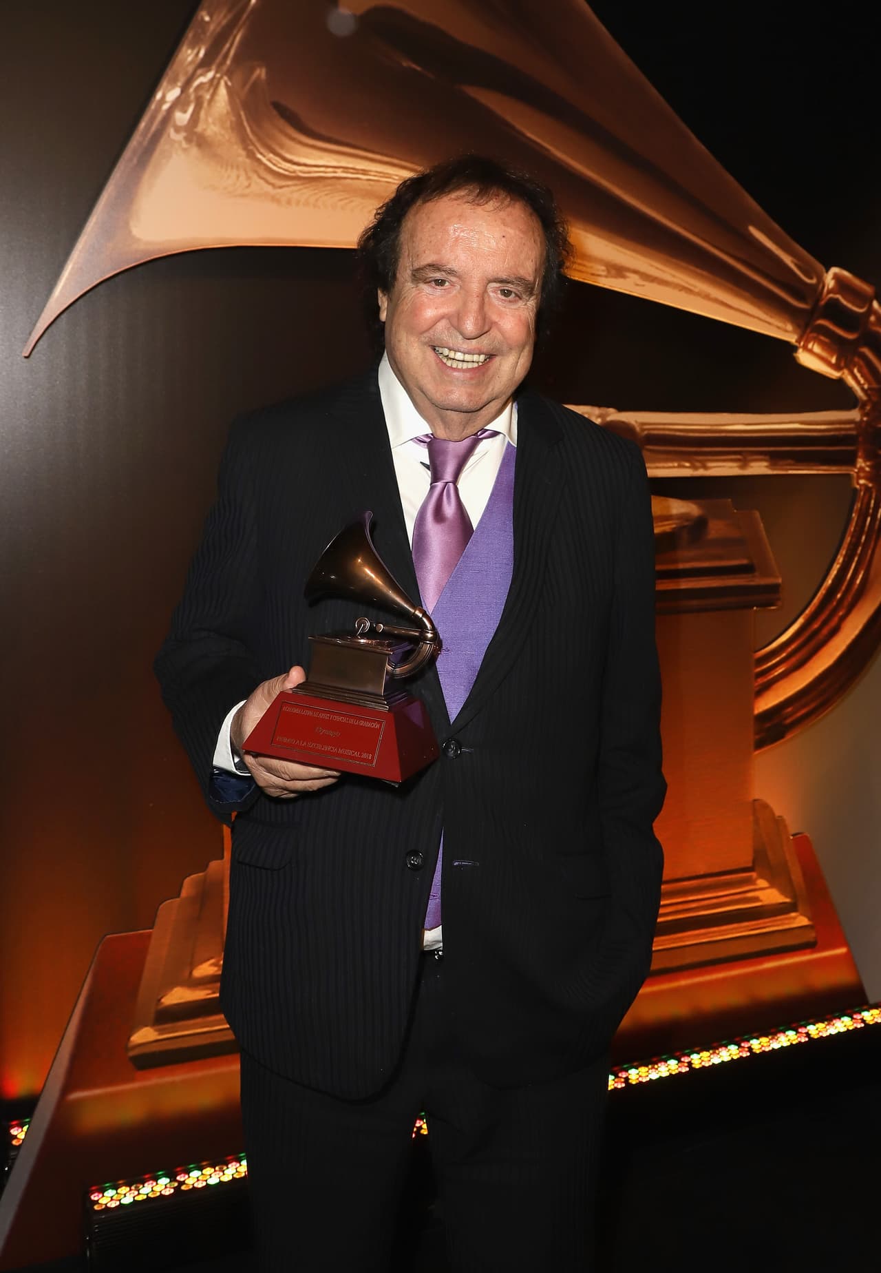 'Nunca es tarde cuando la dicha es buena. Y hoy la dicha es buenísima, buenísima', dijo Dyango al recibir su reconocimiento largamente esperado.