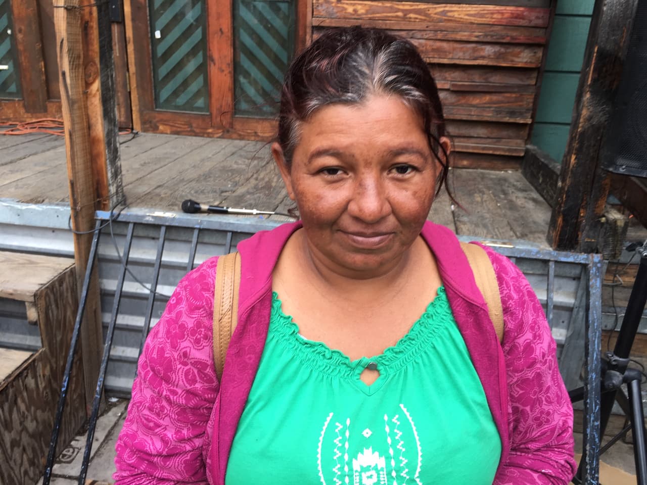 <b>La mujer de las dos caravanas.</b> En un año, Sandra Pérez, quien nació en Honduras hace 44 años, recorrió dos veces el territorio mexicano a pie, en tren, en bus y pidiendo aventón. La primera vez se unió a la caravana en marzo y llegó a Tijuana. Al final decidió quedarse en esa ciudad cuando supo que los solicitantes de asilo pasaban largos períodos en cárceles migratorias. Hace dos meses volvió a Chiapas para acompañar a este nuevo éxodo y una prima le encargó que se llevara a su hija Génesis, de 5 años. "Espero que les den asilo a todos, porque la mayoría no quiere quedarse en México", dice ella.