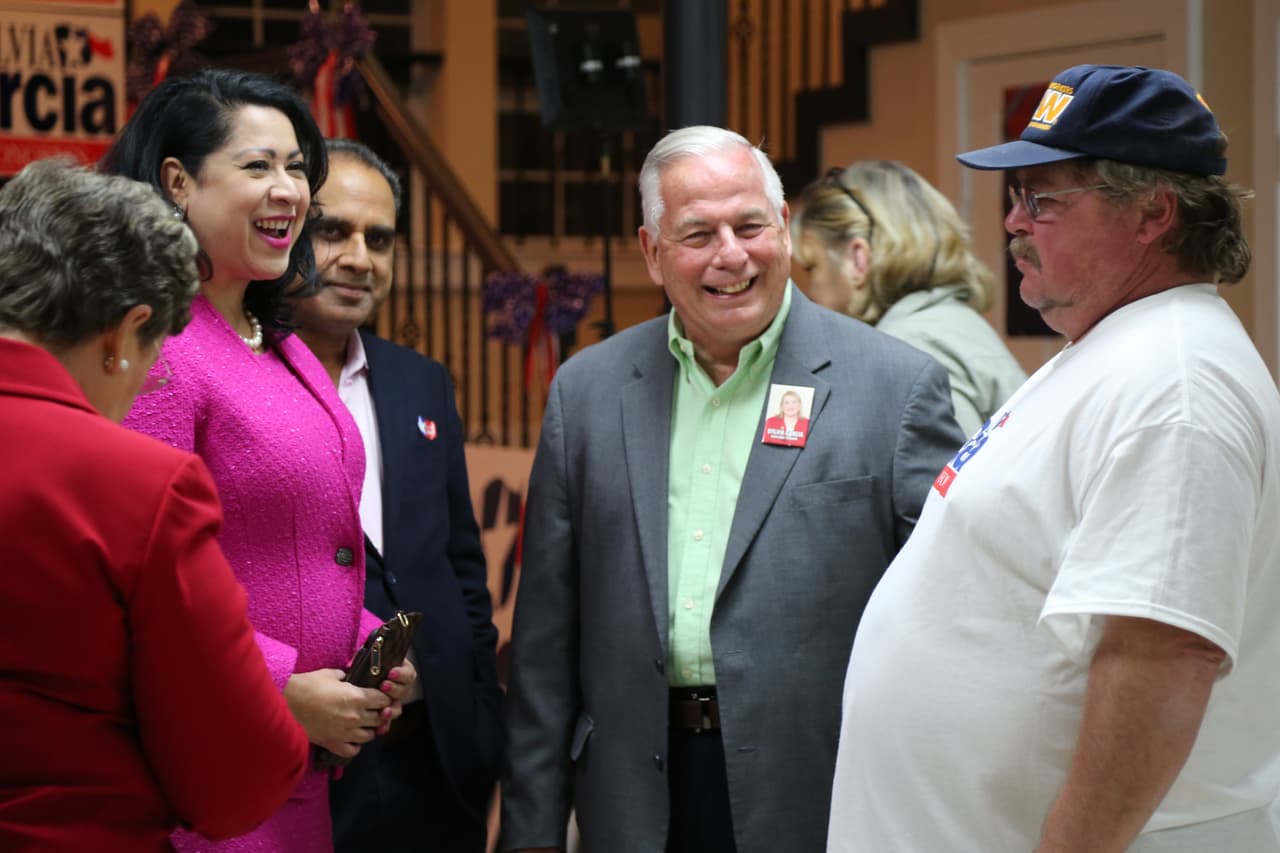 Gene Green, el actual representante del distrito 29, y Laura Murillo, de la Cámara de Comercio Hispana, saludan a los seguidores de Sylvia García.