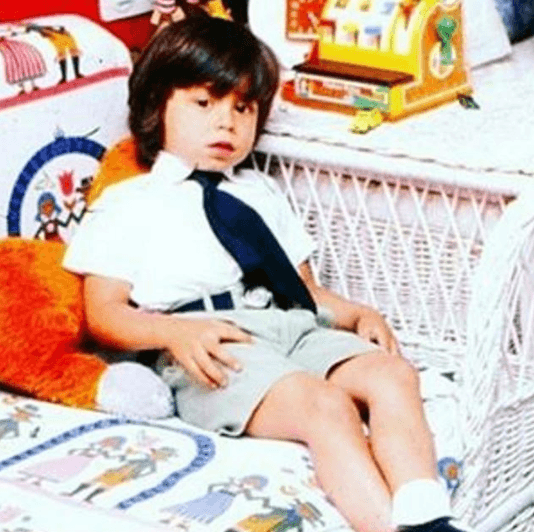 Español, 
<b><a href="https://www.univision.com/entretenimiento/como-a-elvis-presley-y-michael-jackson-el-grammy-reconocera-a-julio-iglesias-por-su-carrera-artistica-fotos">hijo de uno de los cantantes románticos más destacados de los años 70</a></b>, y quien ha pasado por los géneros pop, balada y hasta reggaetón. Este 2019 compite en cinco categorías de Premio Lo Nuestro.