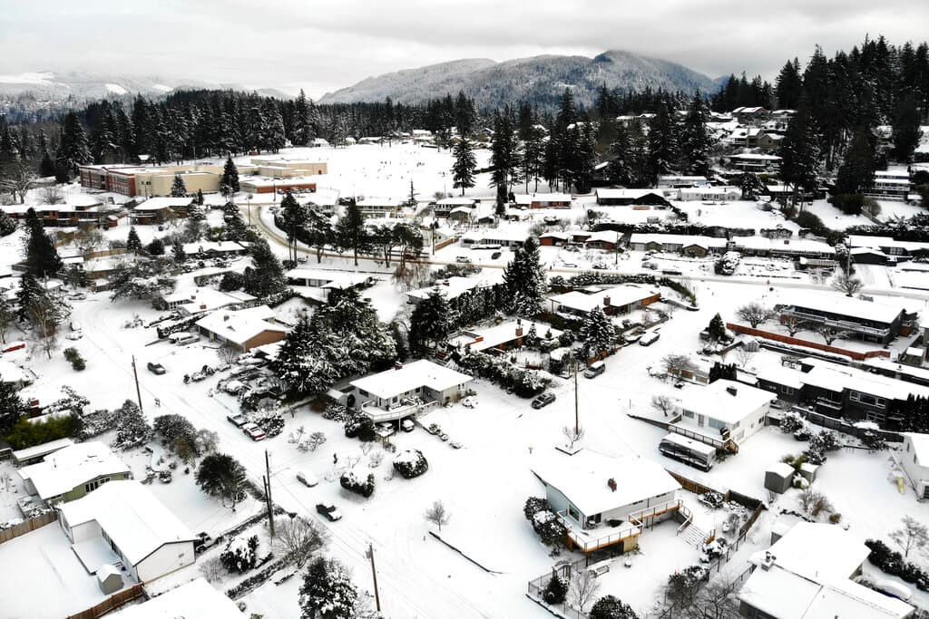 Las tormentas han obligado a
<b>habilitar refugios de emergencia </b>con calefacción tanto en Oregon como en Washington. En la imagen, las calles, carreteras y casas cubiertas de nieve en Bellingham, Washington.