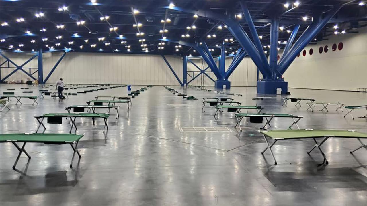 Se 
<b><a href="https://www.univision.com/local/houston-kxln/abren-refugios-para-albergar-a-desamparados-en-houston-fotos">habilitaron albergues</a></b> en varias zonas de la ciudad.
<br>