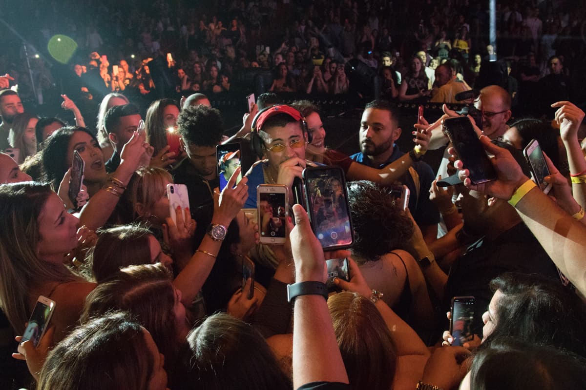Y hasta se unió a ellos para sentir de muy cerca el cariño y el aprecio de su público.