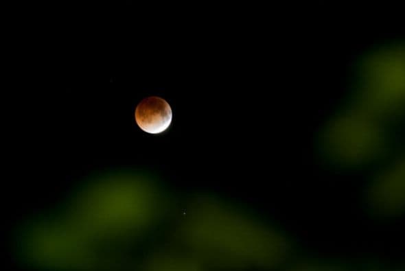 Así lució la luna roja en El Salvador.
