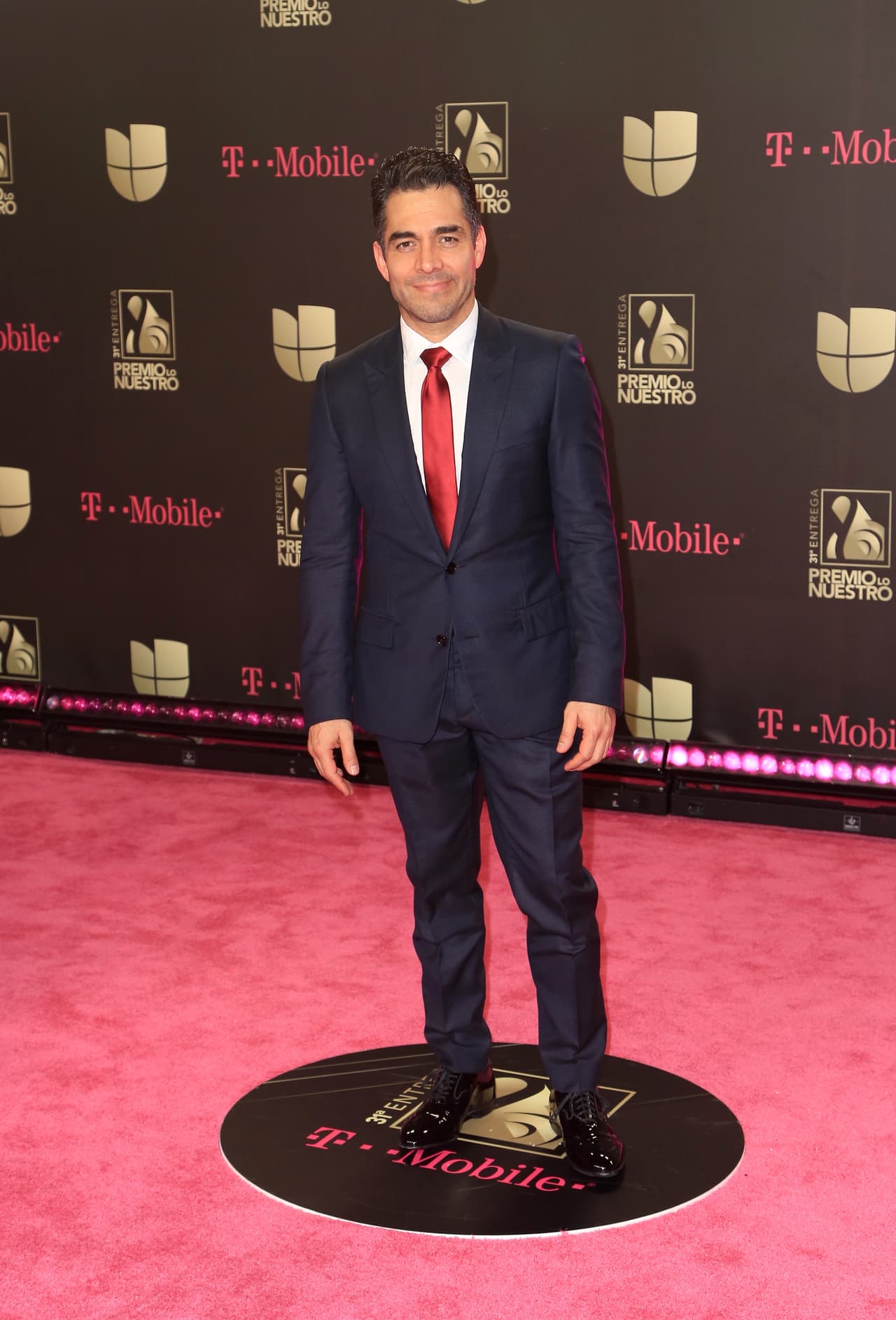 Sencillo, con un traje azul marino, pero muy puntual a la cita, así vimos a Omar Chaparro.