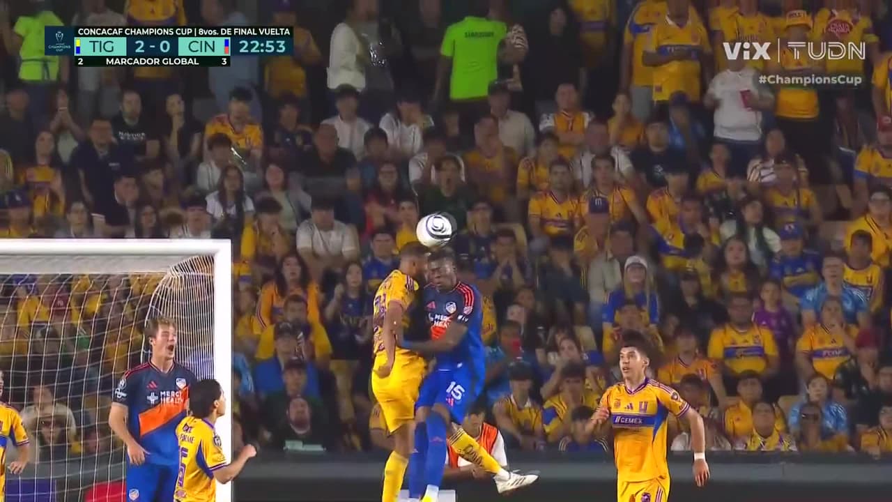 ¡Momento de tensión! Fuerte choque de cabezas deja a Joaquim y Hadebe en el césped