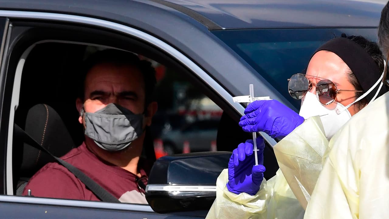 El primer aniversario de la pandemia en
<a href="https://www.univision.com/local/los-angeles-kmex/">Los Ángeles</a> se celebra con las llegadas de las
<a href="https://www.univision.com/local/los-angeles-kmex/como-se-distribuira-la-vacuna-del-coronavirus-que-anuncio-newsom-este-lunes-fotos">vacunas</a> de
<a href="https://www.univision.com/local/los-angeles-kmex/panel-de-expertos-en-california-revisa-la-vacuna-pfizer-autorizada-para-uso-de-emergencia-por-la-fda">Pfizer</a> y
<a href="https://www.univision.com/local/los-angeles-kmex/dosis-vacuna-moderna-coronavirus-california">Moderna</a>, la esperanza de los antídotos parece diluirse entre la falta de
<a href="https://www.univision.com/local/los-angeles-kmex/vacuna-covid-19-los-angeles-mayores-65-anos-1">dosis suficientes</a> para inocular a los grupos de mayor riesgo.
<br>
<br>
<b><a href="https://www.univision.com/local/los-angeles-kmex/vacuna-covid-19-los-angeles-mayores-65-anos">Dónde y cuándo puedes vacunarte si eres tienes 65 o más y vives en el condado de Los Ángeles.</a></b>