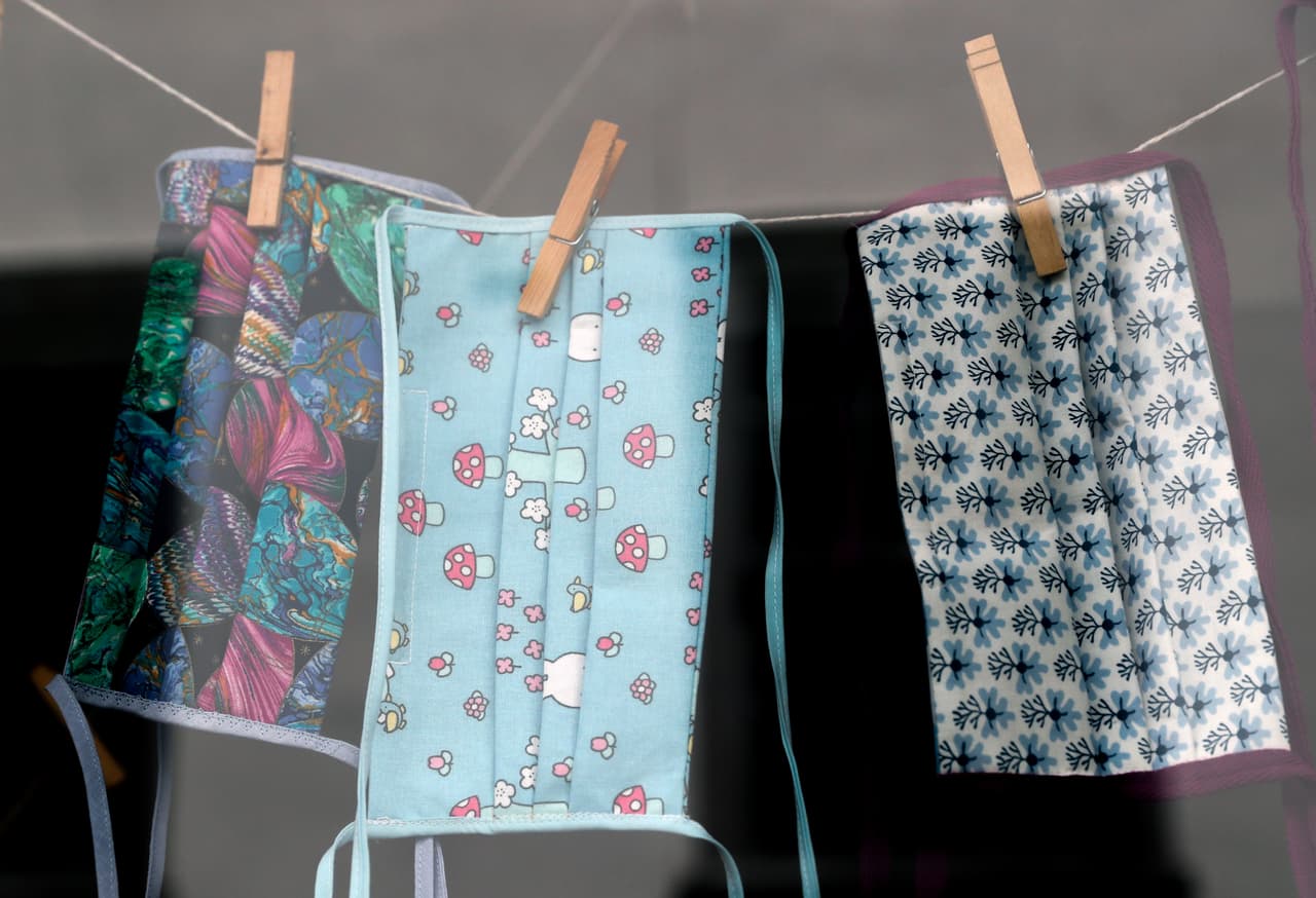 El tapaboca debe cubrir tanto la nariz como la boca, y puede estar hecho de una variedad de materiales como algodón, seda o lino. También puede ser improvisado utilizando prendas del hogar como bufandas, camisetas, sudaderas o toallas.