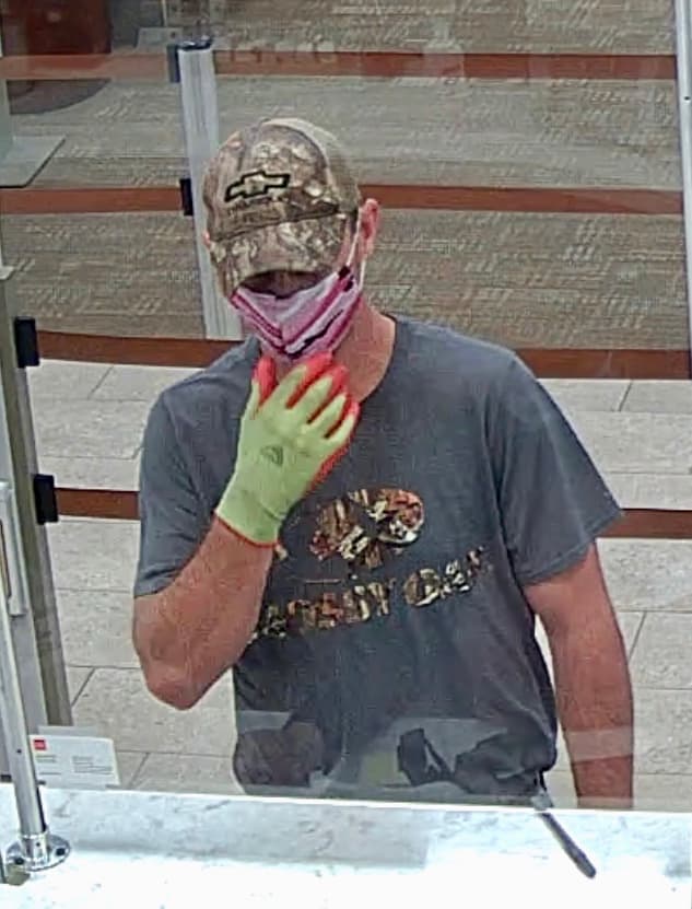 El hombre visto ingresó al banco el jueves alrededor de las 12:15 p.m. y entregó a un cajero una nota exigiendo dinero en efectivo, indicó DPD.