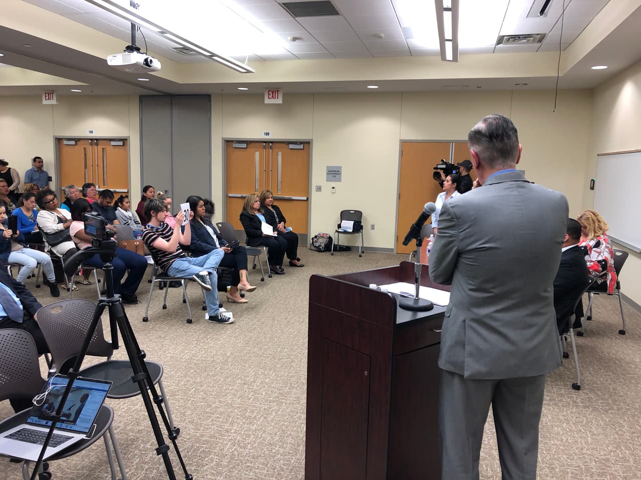 El evento fue moderado por Ángel Pedrero, presentador de Noticias 23.