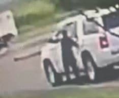 El tercer sospechoso es un hombre que vestía ropa oscura y al que se le vio subir al asiento trasero de la camioneta Suburban.